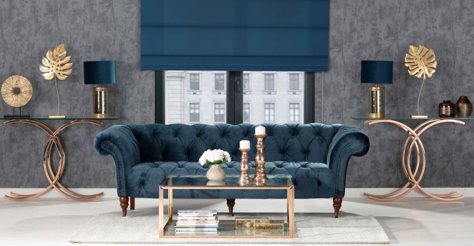 Dekoria.pl, roleta rzymska Capri, kolekcja tkanin Cotton Panama, Sofa Chesterfield Glamour Velvet Midnight 3os., Stolik Qube Rose Gold 100x100x40cm, Konsola Chica Rose Gold 128x40x79cm