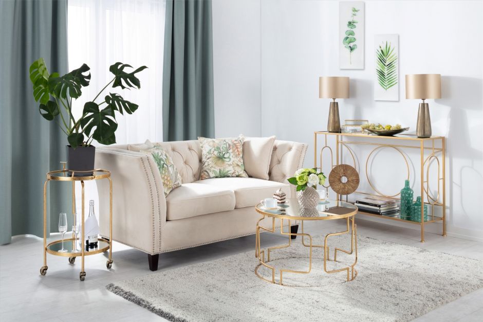 Dekoria.pl, konsola Montana gold, barek Wilson gold, stolik kawowy Melio gold, sofa Chesterfield Modern Velvet Cream, dywan Royal Living cream/dark grey, lampa Saley, obraz na szkle Botanica III i Botanica II, dekoracja-rzeźba Ring, zasłona zaciemniająca na taśmie, firana woalowa prosta na taśmie