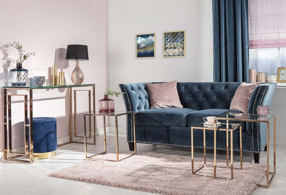 Dekoria.pl, sofa Chesterfield Modern Velvet Midnight, komplet stolików Rush rose gold, konsola Eternic rose gold, dywan Royal Nomadic Living rose/cream, lampa Ibbie, puf z aksamitu Lattice blue